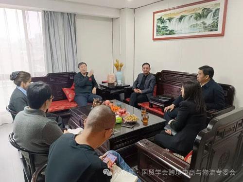 跨境電商與物流專(zhuān)業(yè)委員會(huì)負(fù)責(zé)人高翔與河南路通國(guó)際經(jīng)貿(mào)集團(tuán)李鋼偉董事長(zhǎng)會(huì)面，共商行業(yè)發(fā)展新機(jī)遇